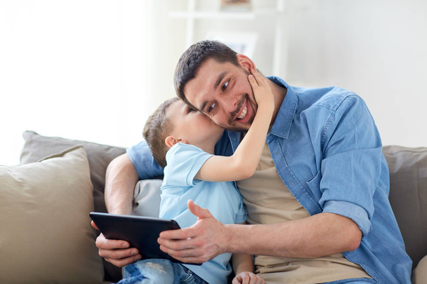 père et fils avec tablette PC jouant à la maison
 - Photo, image