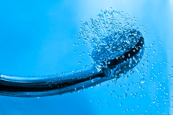prysznic świeże i krople i aerozole do wody na niebieskim tle tex - Zdjęcie, obraz