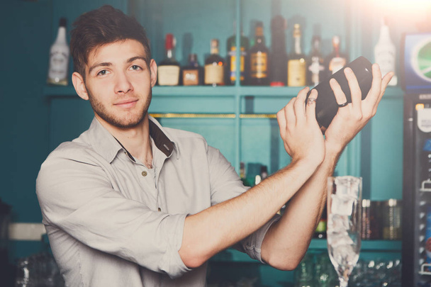 Barman secouant et mélangeant cocktail d'alcool
 - Photo, image
