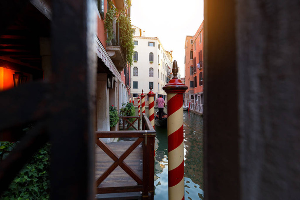 Petit canal à Venise avec vieux bâtiments balcons
 - Photo, image
