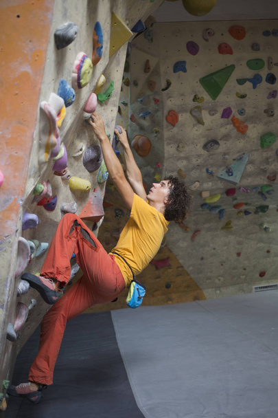 Rock alpinista bouldering ao ar livre na parede de escalada
 - Foto, Imagem