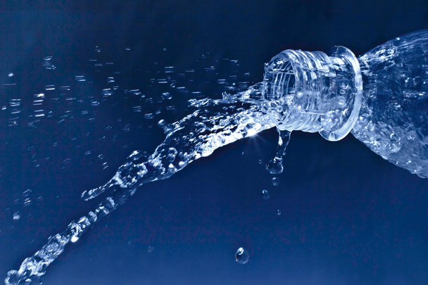 spray e gocce d'acqua da bottiglie di plastica
 - Foto, immagini