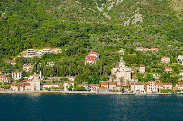 Uma parte da orla marítima de Prcanj no Montenegro com o baroqu
 - Foto, Imagem