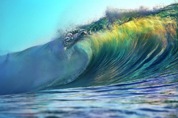 Ocean Wave. Agua de mar tropical. Surfeando bien con nadie
 - Foto, imagen