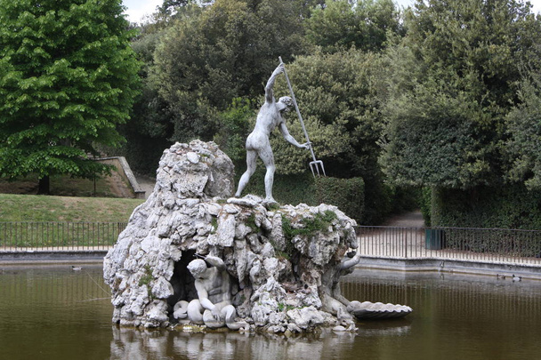 Fonte de Neptuno no centro dos Jardins Boboli. O Escultor, Stoldo Lorenzi. Florença
 - Foto, Imagem