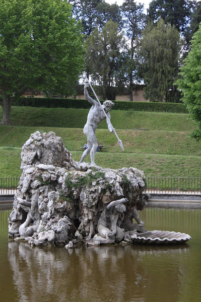Fonte de Neptuno no centro dos Jardins Boboli. O Escultor, Stoldo Lorenzi. Florença
 - Foto, Imagem