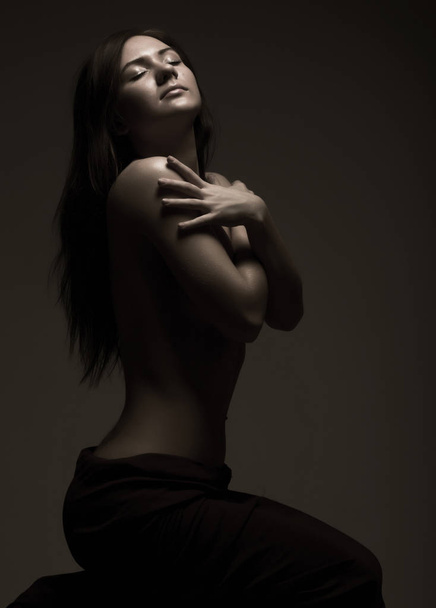 Topless modest girl - Фото, изображение
