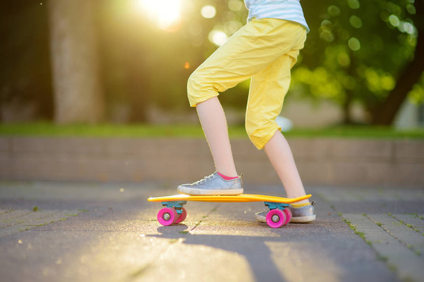 girl learning to skateboard in park - Foto, Bild