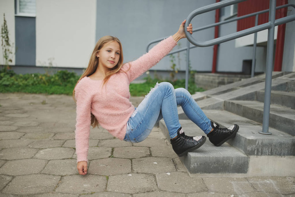 beautiful young girl posing on the street - Zdjęcie, obraz
