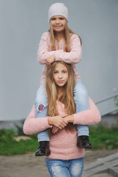 two beautiful girls on the street - Foto, immagini