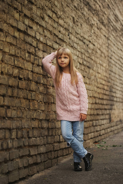 beautiful young girl posing on the street - Fotoğraf, Görsel