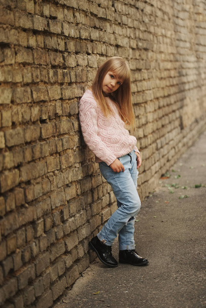 schöne junge Mädchen posiert auf der Straße - Foto, Bild
