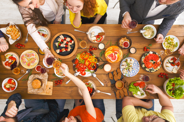 As pessoas comem refeições saudáveis no jantar de mesa servido
 - Foto, Imagem