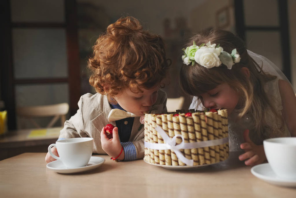 menino e menina fazendo festa de chá no café
 - Foto, Imagem