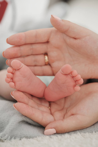 mother holding her babies feet - Foto, imagen