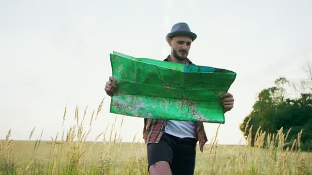Man with map traveling on nature - Filmmaterial, Video