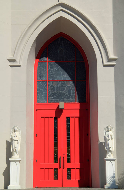 Puerta de entrada a la histórica Catedral de San José
  - Foto, imagen