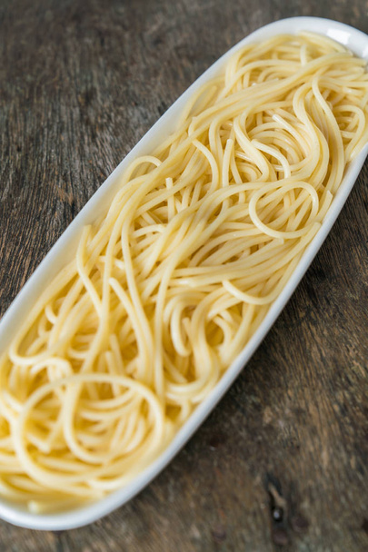 Plato de pasta de espaguetis en un plato blanco
 - Foto, imagen