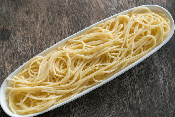 Plato de pasta de espaguetis en un plato blanco
 - Foto, Imagen