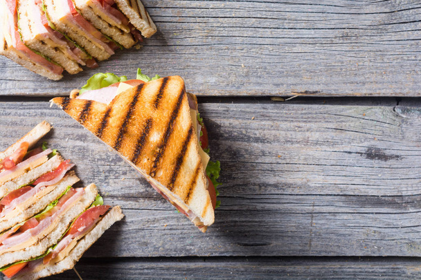 Grilled club sandwich  - Valokuva, kuva