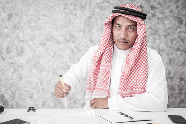 Αραβικός επιχειρηματίας που στέκεται στο γραφείο, επιχειρηματική ιδέα - Φωτογραφία, εικόνα
