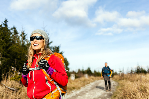 ζευγάρι για περπάτημα και την πεζοπορία σε ορεινό μονοπάτι - Φωτογραφία, εικόνα