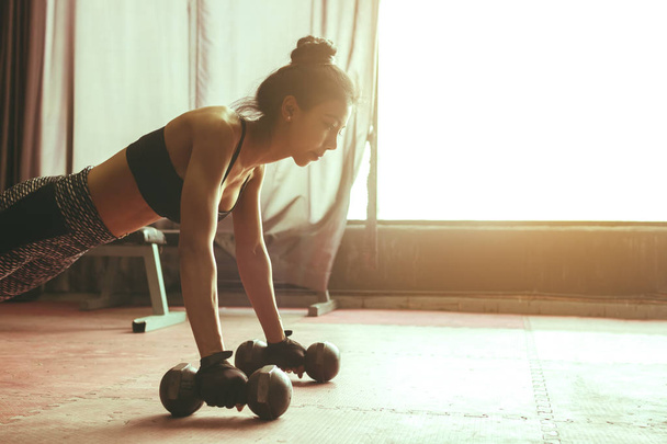 Asyalı kadın için spor salonunda egzersiz niyetinde sağlıklı ve kalori yakmak - Fotoğraf, Görsel