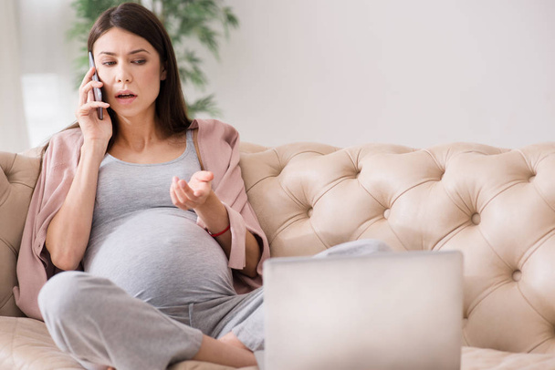 Confused pregnancy talking with her best friend - Foto, Bild