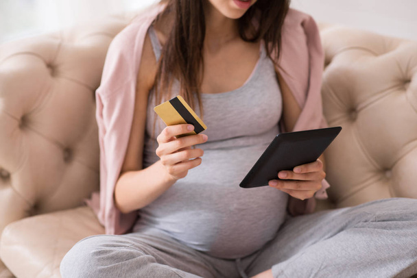 Close up of pregnant woman that looking at tablet - Фото, зображення