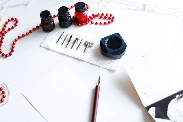 Foto van accessoires voor kalligrafie en letters op witte tabl - Foto, afbeelding