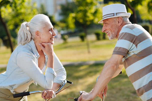 İki sevgi dolu yaşlı insanlar birbirine bakarak - Fotoğraf, Görsel
