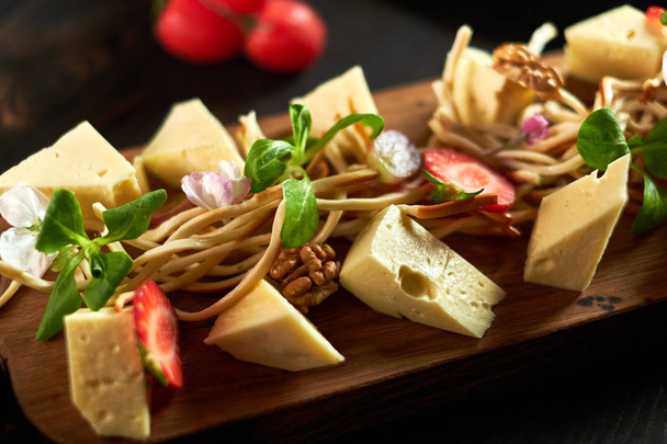 Pedazos de queso en una tabla con verduras hd
 - Foto, Imagen
