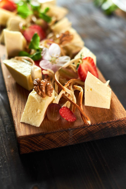 Pedazos de queso en una tabla con verduras hd
 - Foto, Imagen