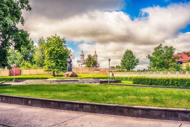 Adam Mickievicz muistomerkki Navahrudakissa, Valko-Venäjällä
 - Valokuva, kuva