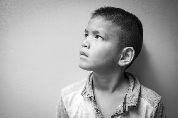 Giovane asiatico ragazzo soggiorno solo e triste - Foto, immagini