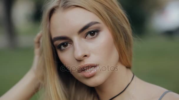 Beautiful woman portrait, girl turn head and smile in slow motion, attractive female close up - Séquence, vidéo