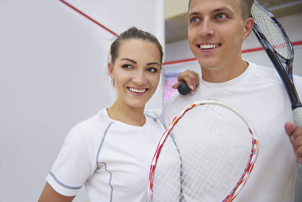 άνδρας και γυναίκα κρατώντας ρακέτες squash - Φωτογραφία, εικόνα