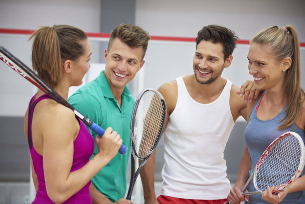  φίλοι με ρουκέτες τένις - Φωτογραφία, εικόνα