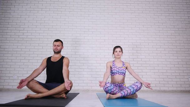 Coppia che fa yoga in studio
 - Foto, immagini