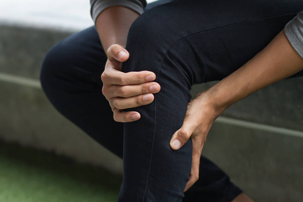 homem doente sofre de dor nas articulações do joelho, osteoartrite
 - Foto, Imagem