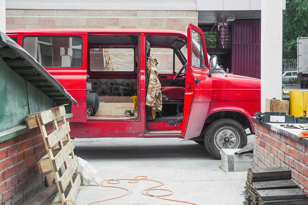 Un vieux van rouge
  - Photo, image