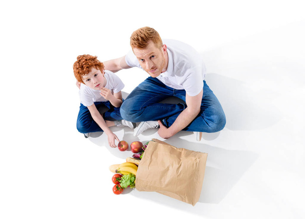 apa és fia, élelmiszerbolt táska - Fotó, kép