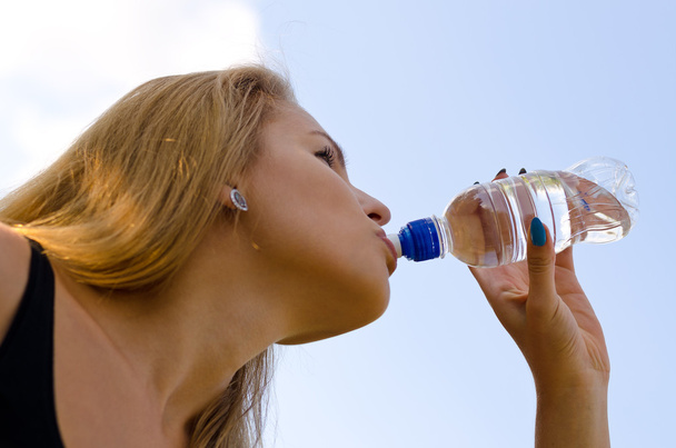 Palackozott ivóvíz szőke nő - Fotó, kép