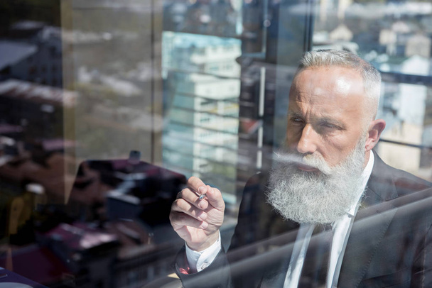 concentrated mature bearded businessman - Fotoğraf, Görsel