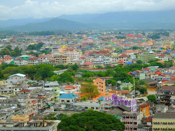 Bella città colorata Guardando dalla montagna
 - Foto, immagini