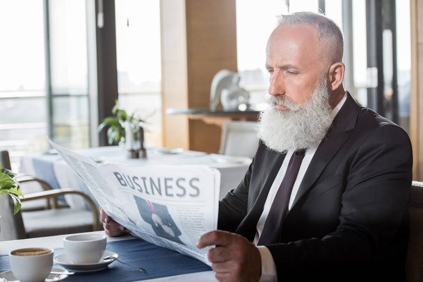 businessman reading newspaper - Φωτογραφία, εικόνα