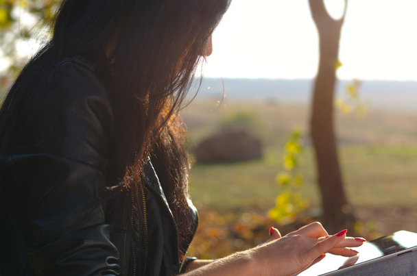 Vista lateral de una mujer usando una tableta
 - Foto, imagen