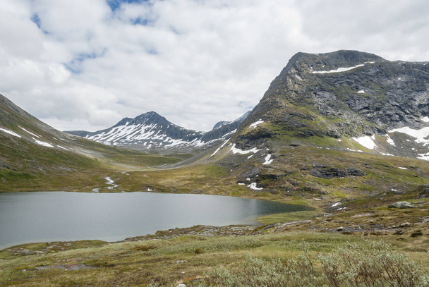 táj tóval és hegyekkel Norvégiában - Fotó, kép