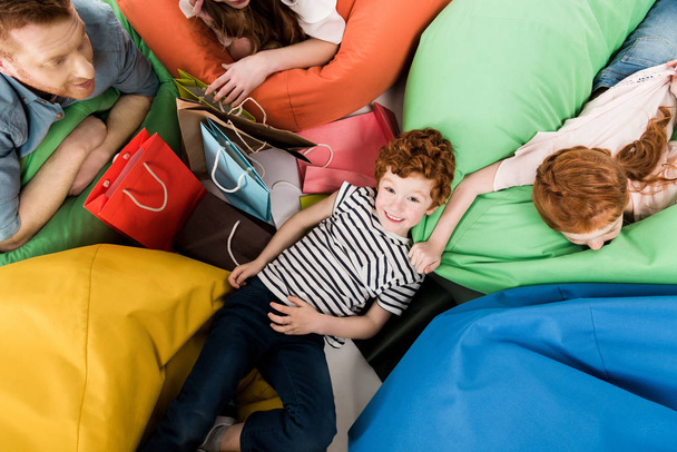 famille sur des chaises de sac de haricot après le shopping
  - Photo, image