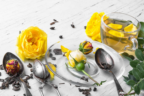 Bylinný čaj s žlutá růže - Fotografie, Obrázek